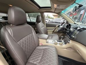 Pour <span class=keywords><strong>Toyota</strong></span> <span class=keywords><strong>Highlander</strong></span> 2.0T 2WD Édition Luxe Toit Ouvrant SUV 7 Places Cuir Clair Métal Essence Turbo <span class=keywords><strong>Occasion</strong></span> <span class=keywords><strong>Prix</strong></span> Abordable Qualité Supérieure - Product Image 6