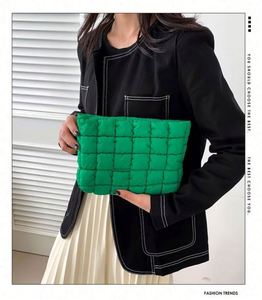 Bolsa de Maquillaje Cosmética Acolchada de Nailon Ligero y Suave con Relleno de Plumón para Invierno 2024 con Logotipo Personalizado - Product Image 6