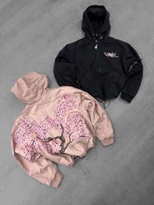 Felpa con Cappuccio Personalizzata con Logo Stampato, Pullover in Cotone con Design Patchwork, Stile Unico per Uomo - Product Image 3