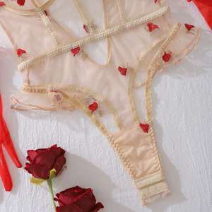 <span class=keywords><strong>Ensemble</strong></span> 3 pièces de <span class=keywords><strong>lingerie</strong></span> transparente avec collier ras-du-cou en strass, body brodé de roses à armatures et gants rouges – <span class=keywords><strong>Lingerie</strong></span> <span class=keywords><strong>glamour</strong></span> sculptante - Product Image 6