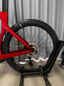 Vélo de course sur route aérodynamique en fibre de carbone 700C avec système de vitesses électroniques 24 vitesses, frein à disque hydraulique, léger, vente en gros OEM - Product Image 2
