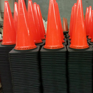 PVC noir haute visibilité avec base en caoutchouc, 36 pouces, de fabrication industrielle |   Cône de signalisation routière - Product Image 1