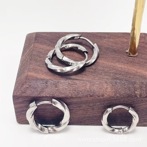 Pendientes de Aro Huggie Trenzados de Acero Inoxidable con Baño de Oro PVD de 18K y 2.5mm para Hombre y Mujer |   Joyería Duradera, Impermeable e Hipoalergénica - Product Image 3