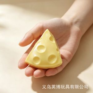 Jouet anti-stress en forme de fromage souple en TPR à rebond lent pour les 14 ans et plus, unisexe, forme géométrique, fabriqué en Chine, sans petites pièces - Product Image 3