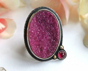 แหวนเงินแท้ 925 ประดับพลอยดรูซี่สีชมพู งานดีไซน์โบราณ เครื่องประดับเงินทำมือ รับผลิตแบบ ODM OEM ขายส่ง - Product Image 1