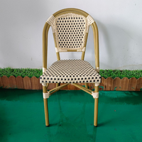 Chaises de bistrot modernes en rotin français avec structure en bois, confortables et portables, pour usage extérieur en café et restaurant