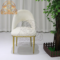 Chaises de mariage empilables durables en velours blanc et acier inoxydable doré, design moderne de luxe, pour hôtels, villas et extérieur, vente en gros