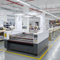 Machine de découpe laser de tissus panoramique à alimentation automatique avec caméra CCD haute résolution, positionnement par vision et convoyeur pour vêtements de sport