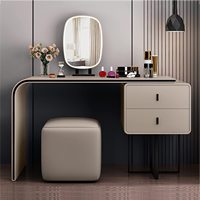 Coiffeuse moderne en cuir Napa avec armoire latérale extensible, miroir LED 3 couleurs et tabouret pour chambre à coucher.