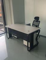 Structure de poste de travail modulaire moderne en fer thermolaqué avec base de pieds réglables pour usage commercial – Mobilier de bureau