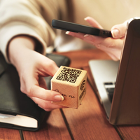 Panneaux de paiement de table et de signalisation Wi-Fi Airbnb en bois réutilisables avec logo personnalisé et codes QR multiples pour entreprises et réseaux sociaux