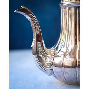 Teiera e Bollitore Decorati con Motivi a Righe in Rilievo di Gabriella P. Sheffield - Product Image 3