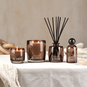 Ensemble cadeau de parfums d'ambiance coordonnés Aikun en verre ambré, 4 pièces, avec bougies parfumées, diffuseur à bâtonnets et spray d'ambiance, emballage OEM - Product Image 1