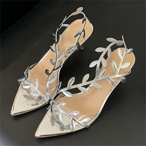 Collection Été-Automne XSD Factory : Sandales de mariée à talons hauts à bout ouvert, à enfiler, en cuir métallisé, design tendance à pois dorés - Product Image 4