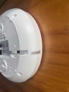 פורטינט FAP-221E-C פנימי נקודת גישה קווית מקורה 1x rj45 usb FC-10-PE221-247-02-12 שיעור נתונים lan חדש לשימוש ביתי - Product Image 6