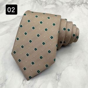 Corbata de poliéster con estampado floral pequeño verde fresco y logo para hombre, ideal para trajes formales o casuales de negocios. - Product Image 3