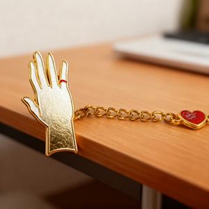 Nouvelle conception moderne, broche en émail avec chaîne dorée, vente en gros, badge personnalisé en alliage de zinc 2D pour la décoration de sacs et de vêtements - Product Image 5