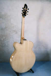 Guitarra Acústica Eléctrica Artesanal Archtop de Arce con Cuerpo Tallado, Tapa Sólida de Yunzhi y Diapasón de Ébano Personalizable - Product Image 4