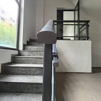 Rampe de sécurité moderne en verre trempé gris, fixation latérale en alliage d'aluminium pour escalier, balcon, salle de bain, cour, extérieur, villa