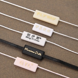 Etiqueta colgante de plástico para ropa con logotipo en relieve personalizado para relojes, cerradura de etiqueta de precio de sello de plástico para ropa para joyería - Product Image 6