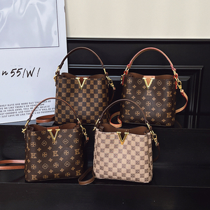 Sac seau en PU à motif géométrique pour femmes. La doublure est en polyester. Il a été conçu par un designer renommé.189 - Product Image 1