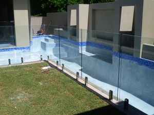 Lan can thủy tinh với bài nhỏ SS bắt vít xuống sàn gỗ cứng - Product Image 4