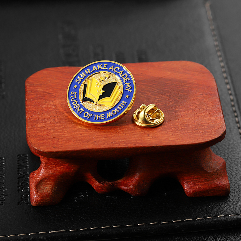 Distintivo con spilla in oro Acadenmy per studenti