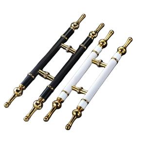 مقبض باب فندقي فاخر بتصميم عمودي وملمس أبيض، مقبض باب نادي بتصميم راقٍ ومتناسق الألوان، مصنوع من الفولاذ المقاوم للصدأ - Product Image 1