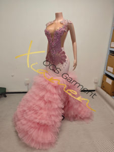Abito <span class=keywords><strong>da</strong></span> Sposa Sirena Rosa con Strass e Strascico in Tulle Stratificato, Produzione su Ordinazione in Grandi Quantità 2025 - Product Image 5
