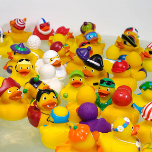 Juguetes De Baño De Plástico Personalizados Promocionales Patos De Goma Flotador Ponderado Race Surtido Negro Impreso Ducky Squeaky Baño Juguetes De Goma - Product Image 2