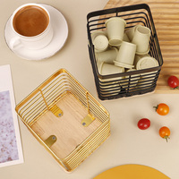 Panier de rangement carré doré pour ustensiles de cuisine avec base en bois, conteneur de rangement en métal pour capsules de café pour la maison et la cuisine