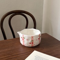 Bol à matcha en céramique fait main avec illustration délicate de fraises, idéal pour les amateurs de thé et la décoration