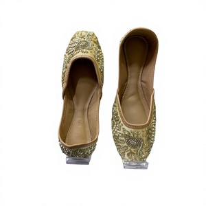Chaussures en cuir de luxe pour femmes BS INTERNATIONAL, broderie florale, fermeture à boucle, talon plat traditionnel, tendance mode pour la marche - Product Image 6