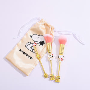 Venta al por Mayor de Lindo Set de 3 Brochas de Maquillaje de Dibujos Animados de <span class=keywords><strong>Snoopy</strong></span> con Mango de Metal Dorado y Bolsa, Regalos Exquisitos para Niños - Product Image 2