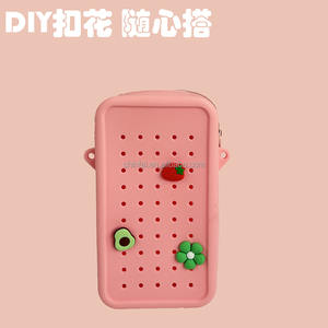 กระเป๋าคาดลำตัวซิลิโ<span class=keywords><strong>ค</strong></span>นแฟชั่น CHINFAI สำหรับทุกเพศ กระเป๋าใส่โทรศัพท์มือถือขนาดเล็ก พร้อมสายสะพาย ลายรองเท้า<span class=keywords><strong>ค</strong></span><span class=keywords><strong>ร็</strong></span><span class=keywords><strong>อก</strong></span> รูระบายอากาศ ปิดด้วยซิป ลายลูกกวาด - Product Image 3