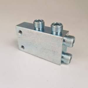 Connecteur hydraulique quatre voies Doosan pour accessoires de mât D20G D25G D30G, montage sur panneau, métal argenté - Product Image 1