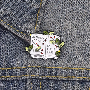 Spilla in smalto con citazione letteraria: Tanti libri, così poco tempo. Spilla a forma di libro aperto con foglie per amanti dei libri, bibliotecari, decorazione per club di lettura. - Product Image 6
