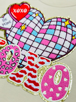 Patch en chenille XOXO en forme de cœur, thermocollant pour la Saint-Valentin avec bordure dorée scintillante