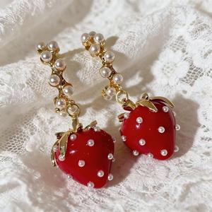 Boucles d'oreilles pendantes en forme de fraise pour femmes, en alliage de zinc, perles rondes blanches, serti griffe, pour usage quotidien, design en forme de fruit - Product Image 3