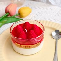 Bougie parfumée artisanale en cire de soja, design original, en forme de dessert (mousse aux fruits, gâteau), dans un pot en verre, idéale comme souvenir ou cadeau.