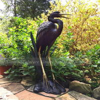 Sculpture de fontaine en bronze sur mesure en forme d'héron, technique de moulage, couleur et taille personnalisables pour la décoration de jardin extérieur