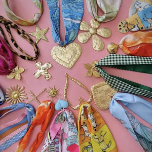 Vente en gros de collier à breloques multiples en alliage tendance avec cœur et fleur collier à breloques personnalisé avec bandana pour l'été - Product Image 1