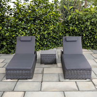 Ensemble de chaises longues 3 pièces en rotin PE avec coussins et table basse latérale grise pour l'extérieur.