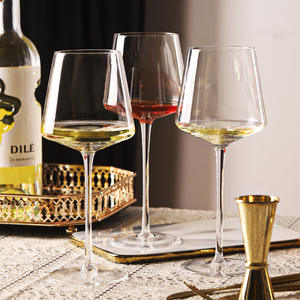 Coupe à vin rouge en plastique à rayures verticales, fabriquée au Vietnam - Product Image 4