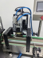 Ligne de production automatique de parfum à 6 têtes Machine de remplissage et de capsulage pneumatique pour composants de noyau d'engrenage d'emballage en verre d'huile et d'eau