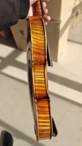 <span class=keywords><strong>ไวโอลิน</strong></span>ไม้สปรูซแกะสลักเคลือบเงา งานฝีมืออิตาลี ทำจากไม้เมเปิลลายไฟ ติดตั้งอย่าง<span class=keywords><strong>ดี</strong></span> เสียงดี สีส้มน้ำตาล เครื่องดนตรีประเภทเครื่องสาย - Product Image 3