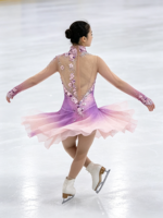 Robe de patinage artistique à manches longues asymétriques rose et violet dégradé, dos ouvert en maille, ornée de strass pour la compétition