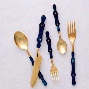 Ensemble de couverts en acrylique bleu glamour avec finition dorée, passe au lave-vaisselle, pour la vaisselle de mariage - Product Image 1