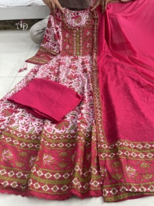 Recién llegado, conjunto de traje Anarkali con bordado a mano, tejido Zari y estampados con encaje Dupatta - Product Image 4