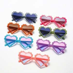 Gafas de Sol Infantiles 2025 con Logotipo Personalizado, Bonitas Gafas de Sol con Borde de Flores de Color Jelly, Protección UV400, Diseño de Corazón Color Durazno para Niños - Product Image 1